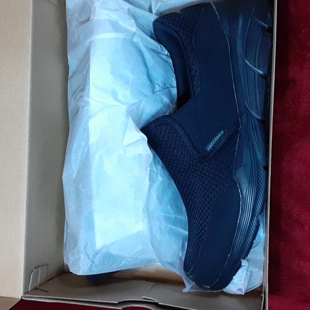 NIB Mens Skechers size 12